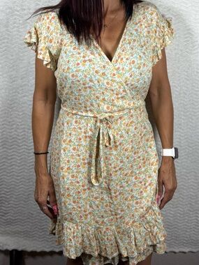 Billabong Cream Waist Tie Dress with Orange Floral Print. 🧡🤩
